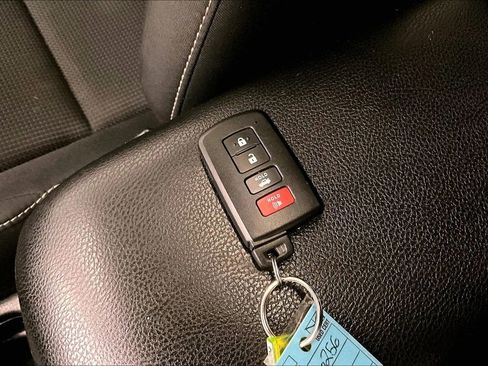 Used 2018 Toyota RAV4 XLE AWD/4WD image 34