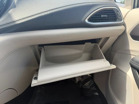 Used 2018 Chrysler Pacifica Limited FWD image 32