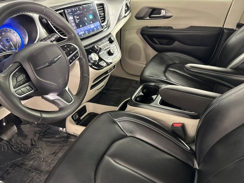 Used 2023 Chrysler Pacifica Touring-L FWD image 7