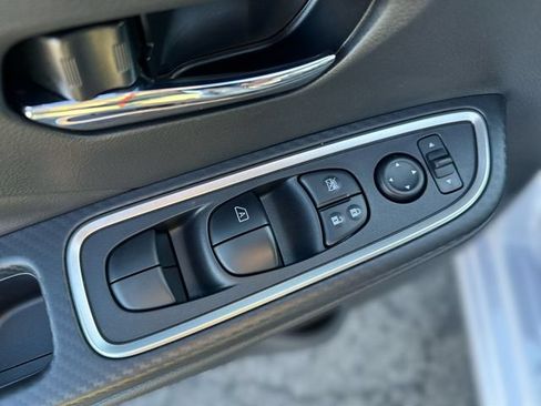 New 2025 Nissan Versa SR w/ Trunk Package FWD image 17