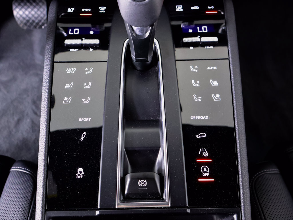 Certified 2025 Porsche Macan S w/ Premium Package Plus AWD/4WD image 16