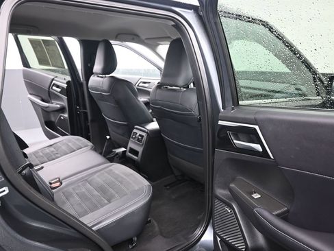 Used 2025 Mitsubishi Outlander SE image 31