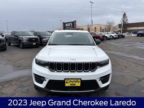 Used 2023 Jeep Grand Cherokee Laredo image 4