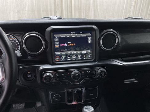 Used 2019 Jeep Wrangler Unlimited Sahara AWD/4WD image 12