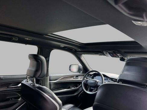 Used 2023 Jeep Grand Cherokee Overland w/ Luxury Tech Group IV image 18