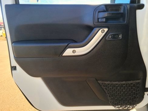 Used 2014 Jeep Wrangler Unlimited Sahara w/ Connectivity Group image 8