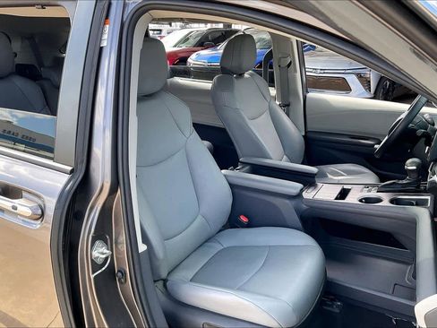 Used 2023 Toyota Sienna XLE image 9