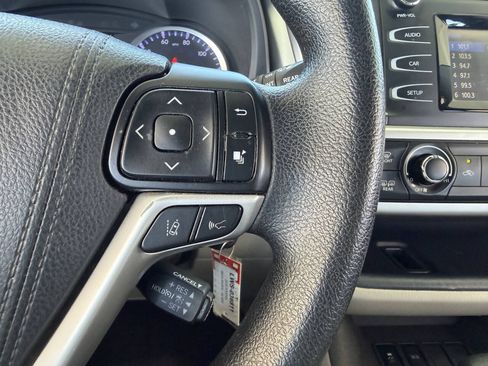 Used 2018 Toyota Highlander LE FWD image 15