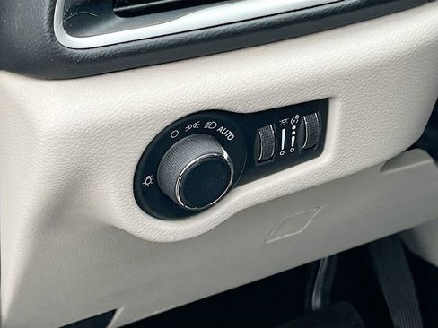 Used 2020 Chrysler Voyager Lxi image 10