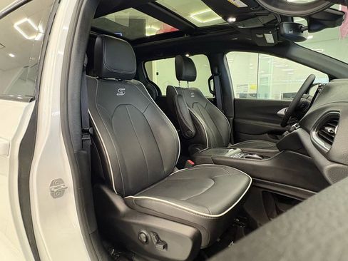 Used 2026 Chrysler Pacifica Limited w/ S Appearance Package image 26