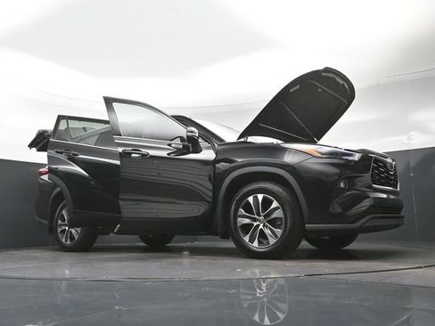 Used 2022 Toyota Highlander XLE AWD/4WD image 32