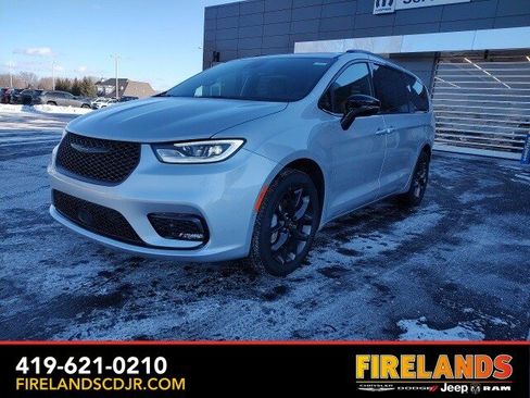 New 2026 Chrysler Pacifica Select w/ S Appearance Package image 9