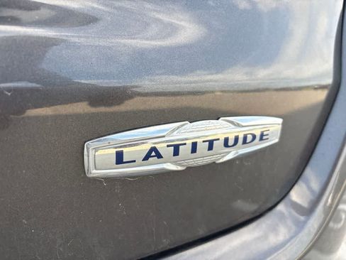 Used 2018 Jeep Compass Latitude w/ Popular Equipment Group FWD image 8