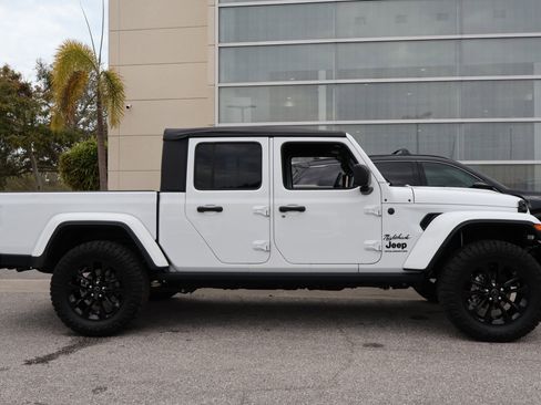 Used 2025 Jeep Gladiator Sport image 11