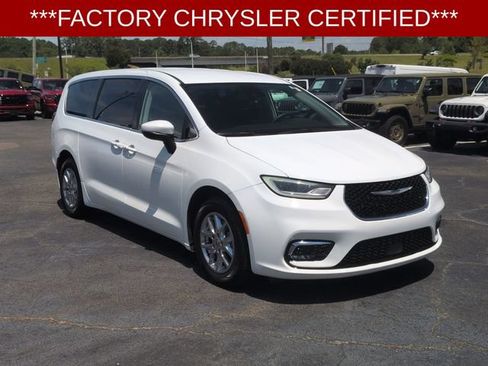Used 2023 Chrysler Pacifica Touring-L FWD image 2