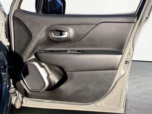 Used 2022 Jeep Renegade Latitude image 24