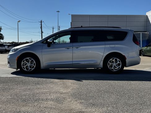 Used 2023 Chrysler Pacifica Limited image 8