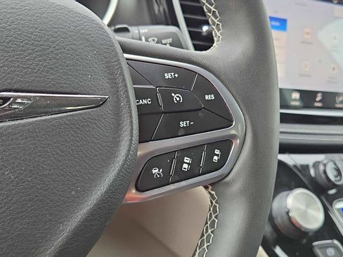 Used 2023 Chrysler Pacifica Touring-L image 44