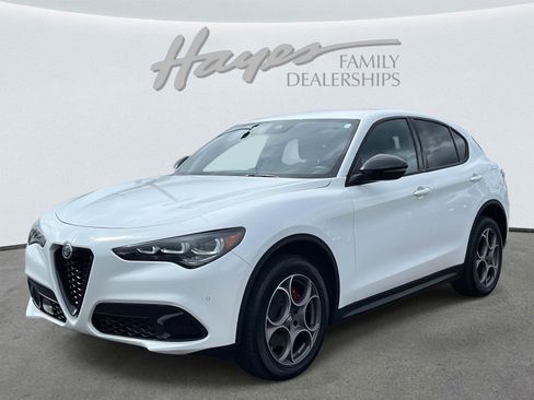 Used 2024 Alfa Romeo Stelvio Sprint image 40