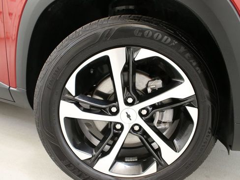 Used 2024 Chevrolet Trax RS w/ Sunroof Package FWD image 30