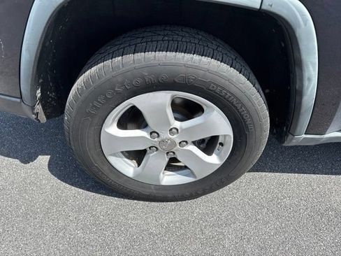 Used 2011 Jeep Grand Cherokee Laredo AWD/4WD image 9