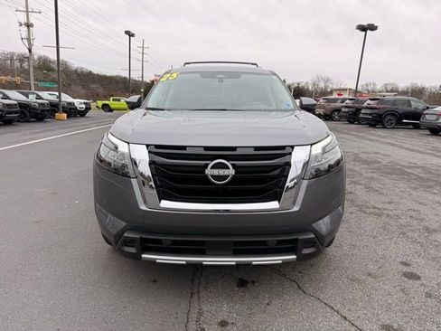 Certified 2025 Nissan Pathfinder Platinum image 3