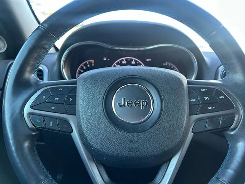 Used 2018 Jeep Grand Cherokee Laredo image 18
