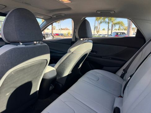 Used 2025 Hyundai Elantra Limited image 16