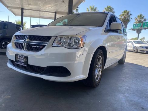 Used 2014 Dodge Grand Caravan SXT FWD image 2