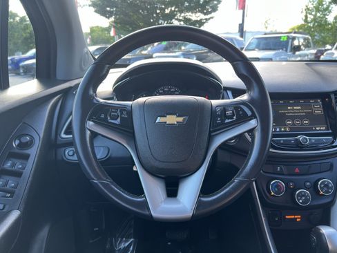 Used 2019 Chevrolet Trax LT w/ LT Convenience Package FWD image 16