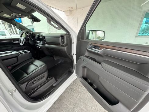 Used 2025 GMC Sierra 1500 SLT image 16