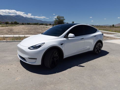 Used 2024 Tesla Model Y Long Range AWD/4WD image 7