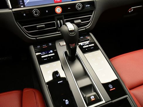 Used 2025 Porsche Macan Turbo image 32