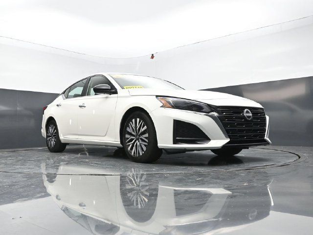 Used 2025 Nissan Altima 2.5 SV FWD image 41