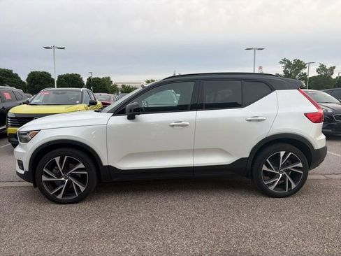 Used 2020 Volvo XC40 T4 R-Design FWD image 4