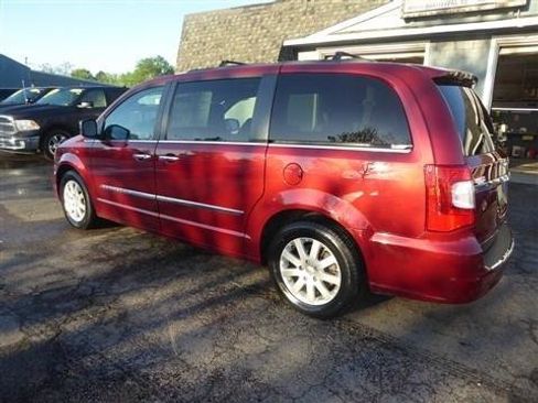 Used 2012 Chrysler Town & Country Touring-L w/ Entertainment Group #2 FWD image 8