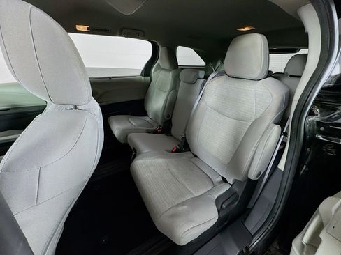 Used 2022 Toyota Sienna LE AWD/4WD image 16
