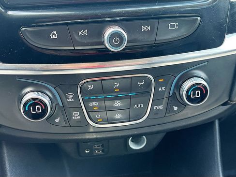 Used 2021 Chevrolet Traverse LT w/ LT Premium Package FWD image 16