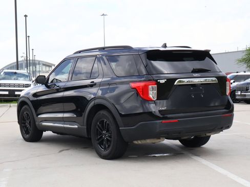 Used 2021 Ford Explorer XLT image 3