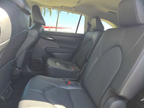 Certified 2025 Toyota Highlander XLE FWD image 19