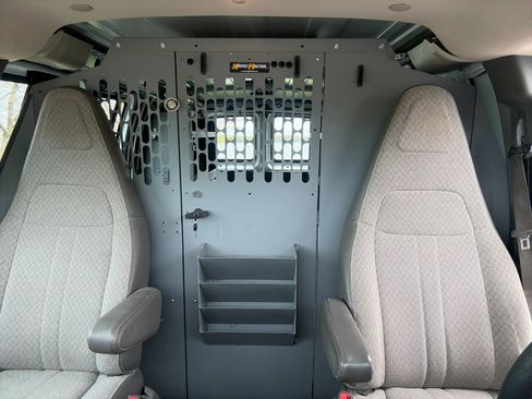 Used 2018 Chevrolet Express 2500 w/ Driver Convenience Package RWD image 13