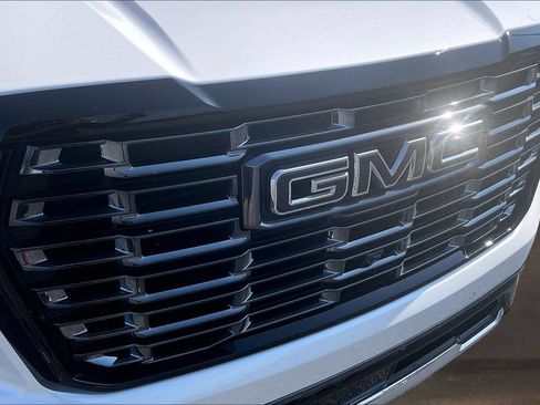 Used 2025 GMC Yukon Denali Ultimate AWD/4WD image 34