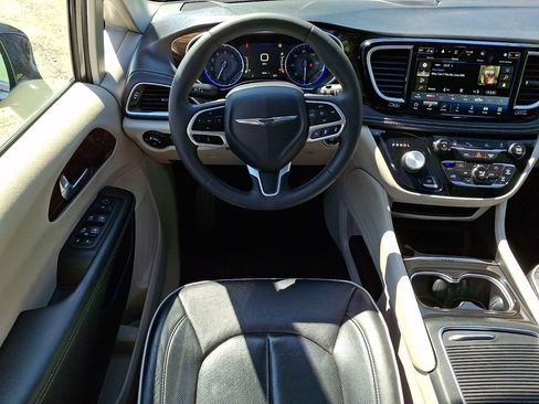 Used 2023 Chrysler Pacifica Limited FWD image 18