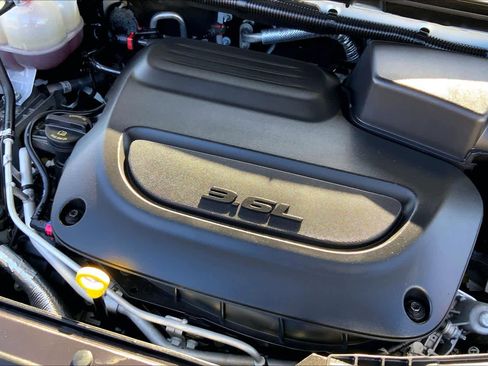 Certified 2024 Chrysler Pacifica Touring-L image 28