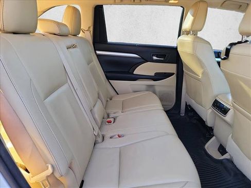 Used 2017 Toyota Highlander XLE FWD image 13