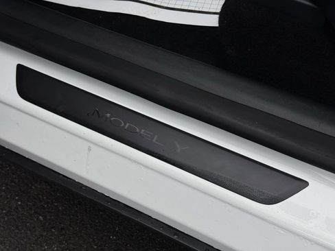 Used 2023 Tesla Model Y Long Range image 11