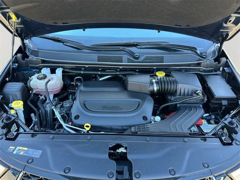 Used 2023 Chrysler Pacifica Touring-L image 9