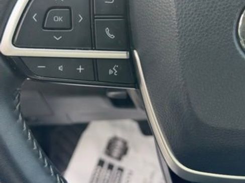 Used 2024 Toyota Highlander LE FWD image 12
