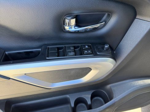 Used 2019 Nissan Titan SV w/ SV Convenience Package RWD image 17