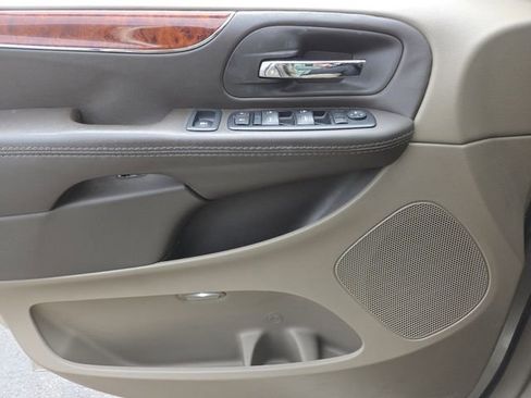 Used 2015 Chrysler Town & Country Touring image 27